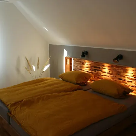 Loewenburg Apartment *